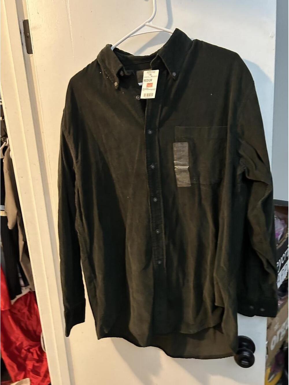 NWT Saint Johns Bay Green corduroy button-up shirt with a relaxed fit, size M